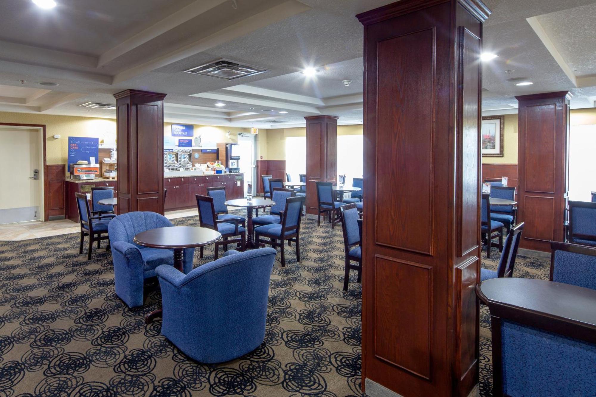 Holiday Inn Express Hotel & Suites Edson By Ihg Exterior photo