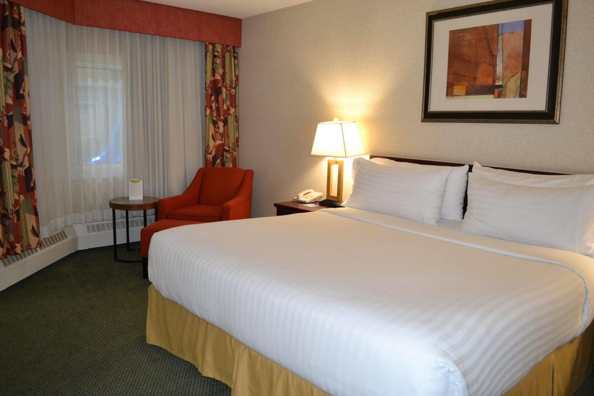 Holiday Inn Express Hotel & Suites Edson By Ihg Exterior photo